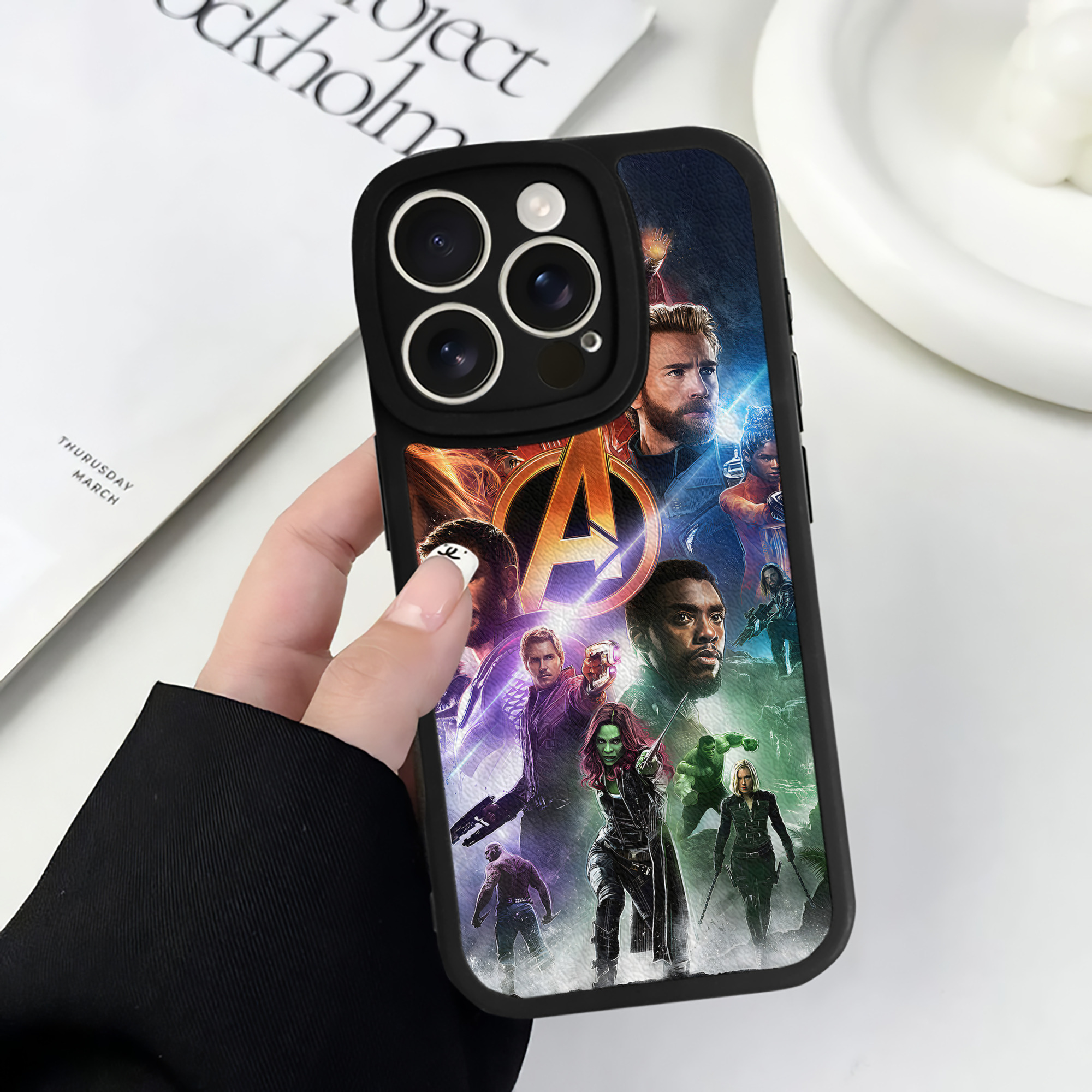（画像用） アベンジャーズ The Avengers 【iPhone 16シリーズ対応】シリコンスマホケース（レザー調） 材質：シリコン